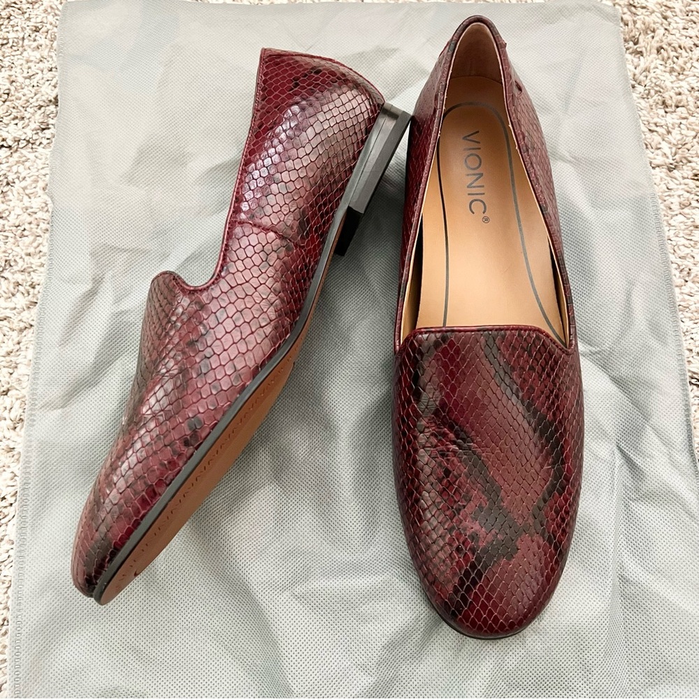 NEW Vionic Willa Red Snakeskin Boa leather almond toe flat loafers 8 slip on